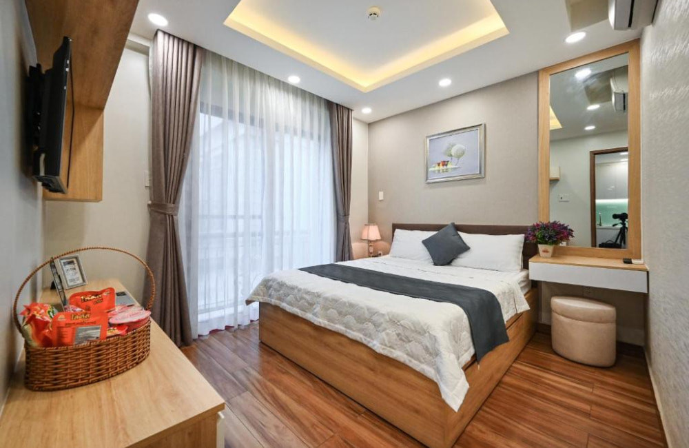 Top 15 Khách Sạn 3 Sao Sài Gòn Chất Lượng, Giá Tốt Cho Mọi Hành Trình 14 Phòng nghỉ tại Nikko Apartment với thiết kế trang nhã và ấm cúng, sử dụng nội thất gỗ