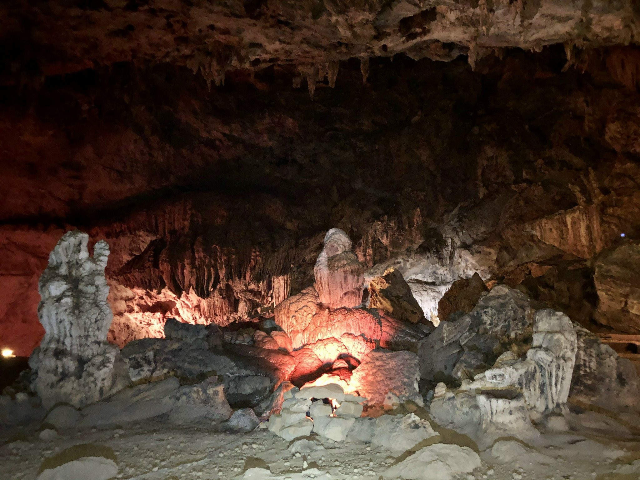 Những khối nhũ đá được ví như bếp lửa bập bùng của đồng bào Tày, ấm áp và gần gũi