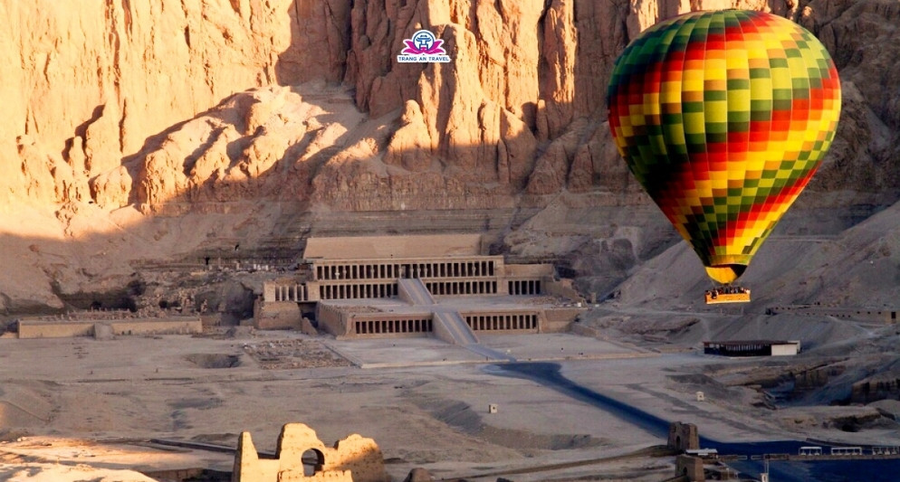 Toàn cảnh thành phố Luxor và dòng sông Nile huyền thoại nhìn từ khinh khí cầu vào buổi bình minh