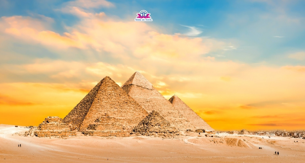 Du khách tham quan kim tự tháp Giza và sa mạc Ai Cập dưới ánh nắng gay gắt của tháng 8