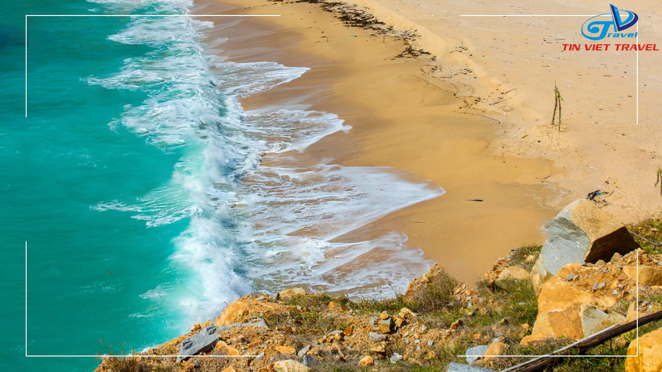 Bãi Bà Điên với bờ cát trắng và nước biển trong xanh, thích hợp để tắm biển và thư giãn