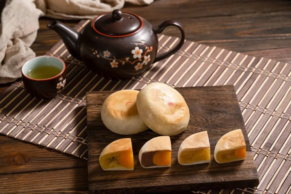 Khám Phá Hương Vị Đồng Bằng: 20 Món Bánh Miền Tây Đặc Sản Không Thể Bỏ Qua 7 Bánh pía miền Tây thơm ngon, đa dạng nhân đặc trưng Sóc Trăng