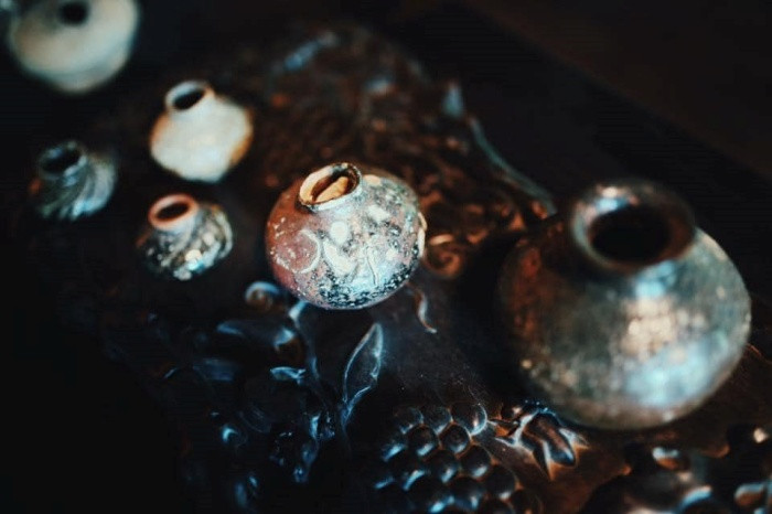 Bộ sưu tập các sản phẩm gốm men sò huyết độc bản của làng nghề Quảng Đức được trưng bày