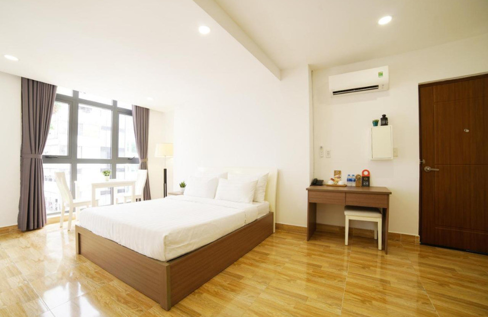 Top 15 Khách Sạn 3 Sao Sài Gòn Chất Lượng, Giá Tốt Cho Mọi Hành Trình 12 Phòng nghỉ tại U&A Residences đầy đủ tiện nghi, rộng rãi và thoáng đãng với cửa sổ lớn