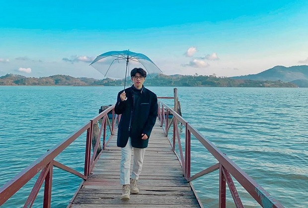 Khung cảnh bình minh trên Hồ Lắk với những chiếc thuyền độc mộc nhẹ nhàng trôi