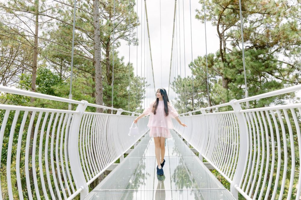 Thung Lũng Tình Yêu Đà Lạt: Cẩm Nang Khám Phá Từ A-Z Cho Chuyến Đi Hoàn Hảo 8 Cảm giác đi trên cầu như đang lơ lửng giữa không trung, từng bước đi vừa khiến tim đập nhanh, vừa tạo nên một sự thích thú khó quên