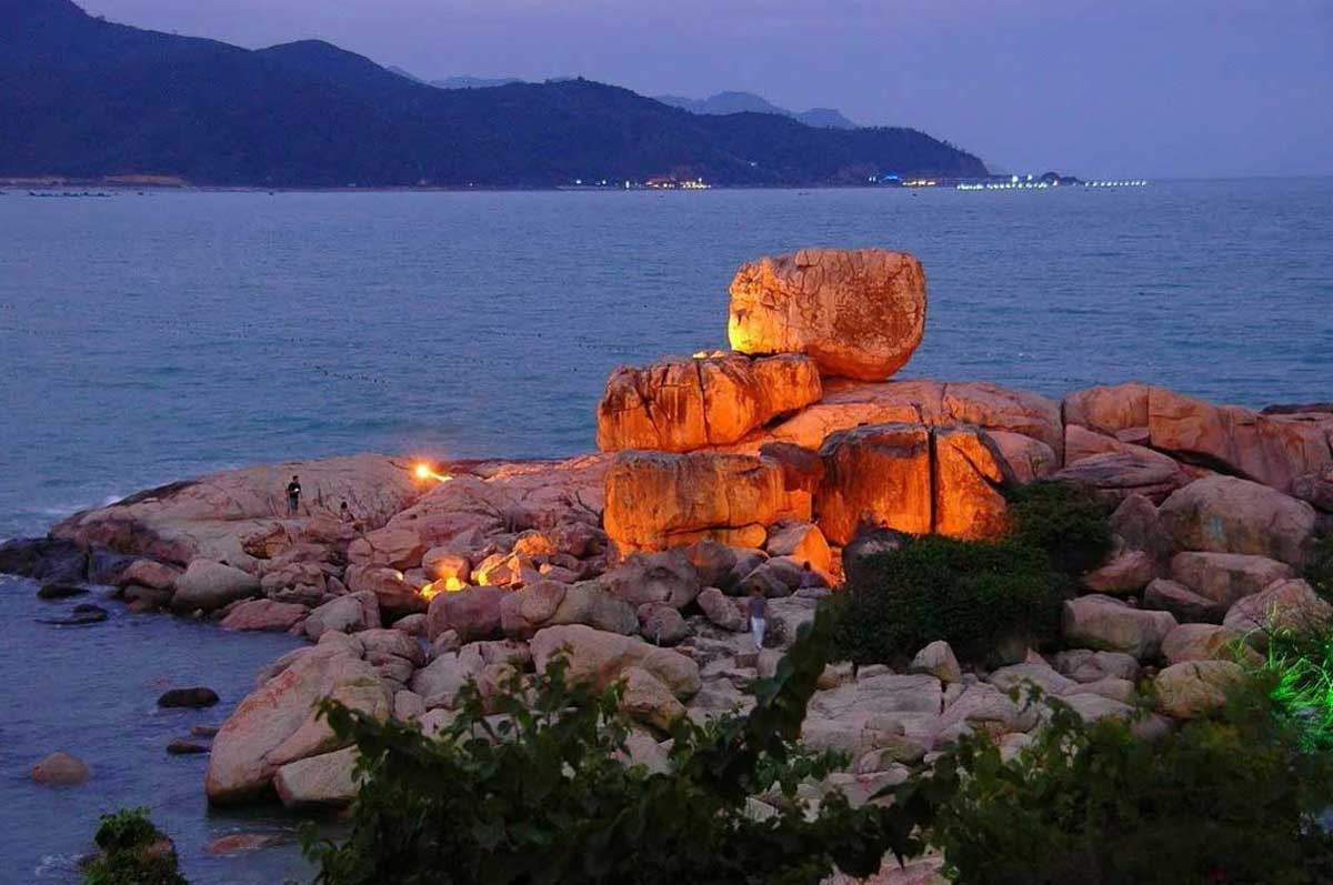 Khung cảnh hoàng hôn lãng mạn tại Hòn Chồng, Nha Trang