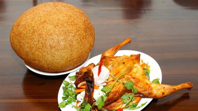 Đĩa xôi phồng vàng ruộm, giòn rụm ăn kèm thịt gà quay đậm đà