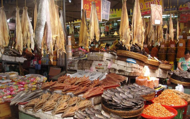 Các loại khô cá được phơi khô, đóng gói cẩn thận tại chợ Châu Đốc
