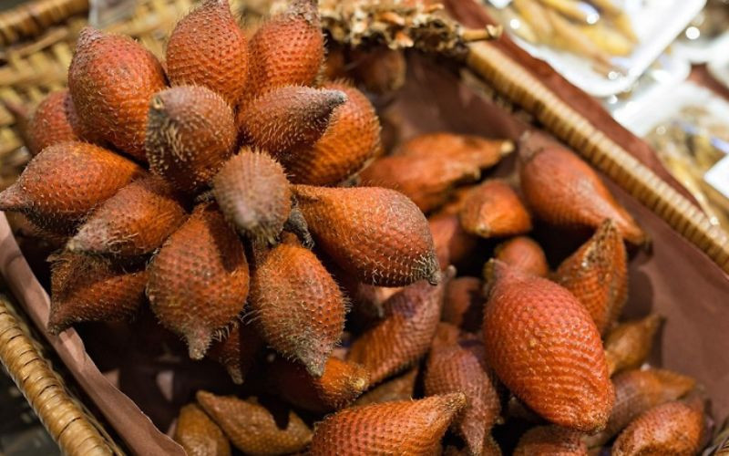 Chùm trái mây với vỏ nâu xù xì, bên trong có múi màu vàng nhạt