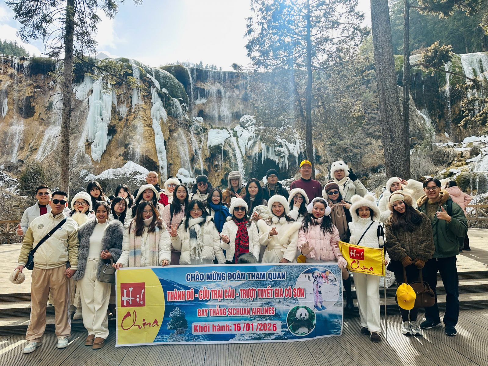 Khung cảnh hồ nước trong xanh tại Cửu Trại Câu với rừng cây bao quanh