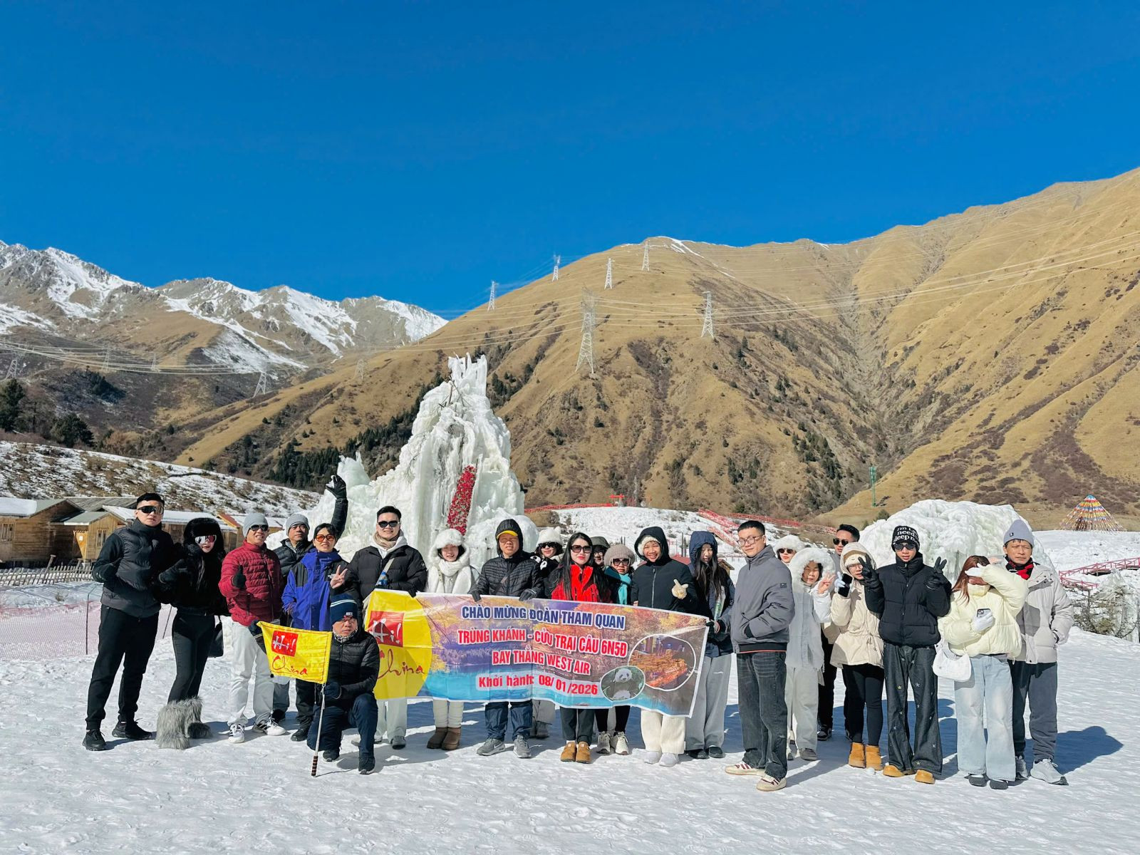 Toàn cảnh rừng cây lá vàng rực rỡ tại Cửu Trại Câu vào mùa thu