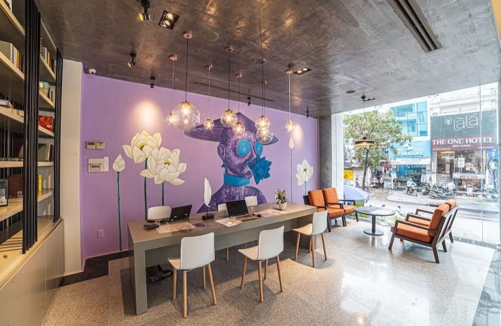 Top 15 Khách Sạn 3 Sao Sài Gòn Chất Lượng, Giá Tốt Cho Mọi Hành Trình 4 Khu vực sảnh của Cititel Central Hotel được trang trí đẹp mắt với những bức tranh tường nhiều màu sắc