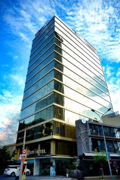 Toàn cảnh mặt tiền sang trọng của Bay Hotel Hồ Chí Minh với kiến trúc hiện đại, nổi bật giữa lòng thành phố.