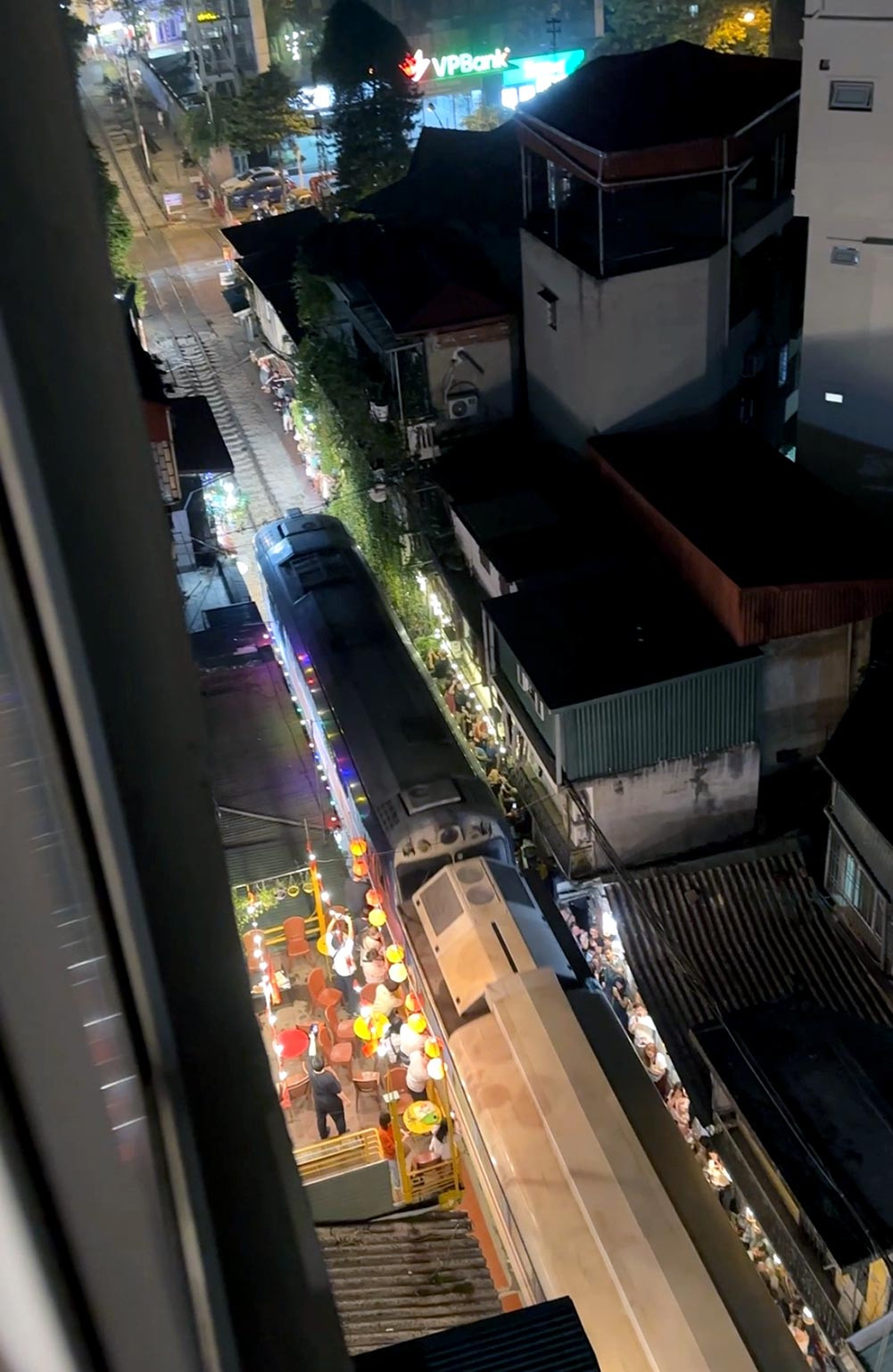 hanoi wecozy view tracks train night 1