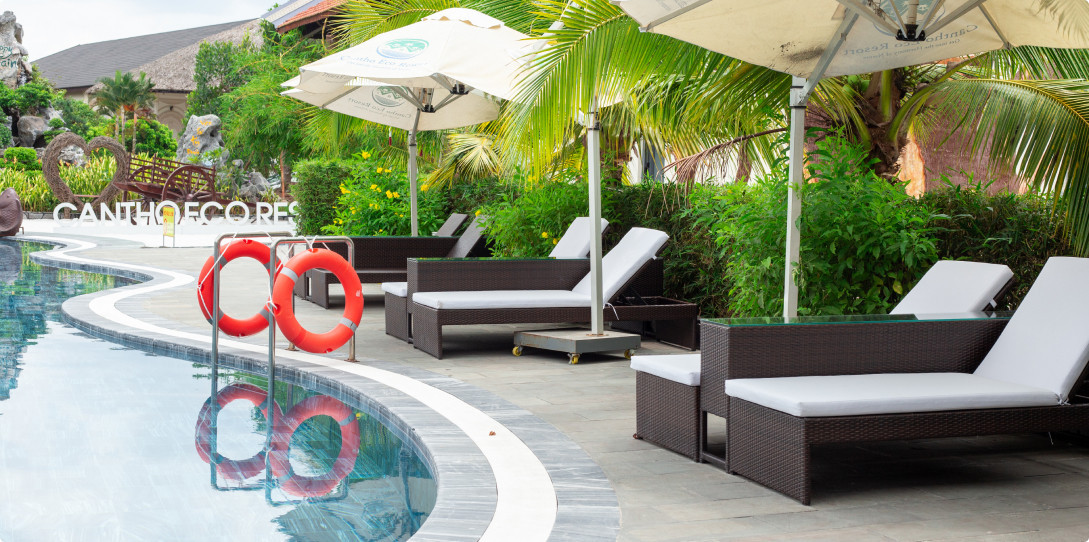 Hồ bơi nước mặn rộng lớn tại Cantho Eco Resort, mang đến không gian thư giãn lý tưởng