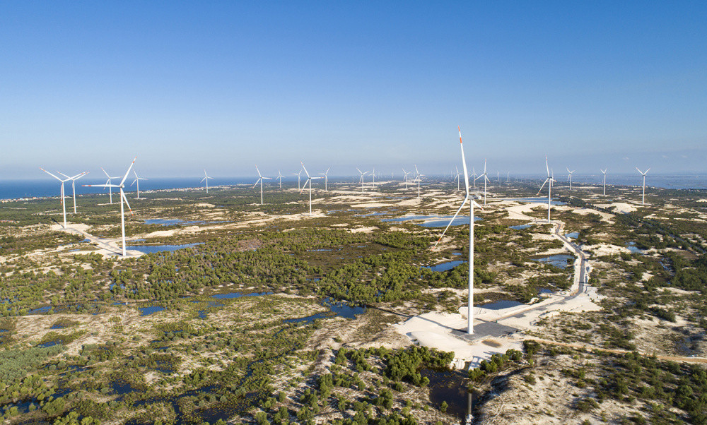 Cánh quạt gió lớn quay đều trên nền bầu trời rực rỡ trong khoảnh khắc hoàng hôn tại Quảng Bình