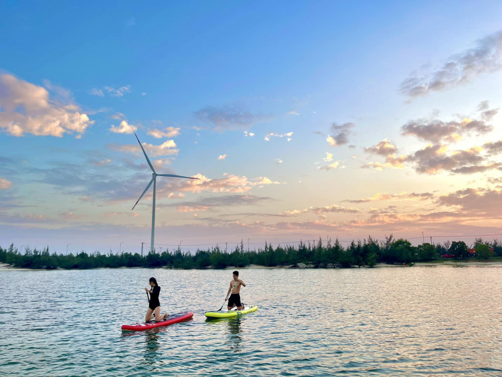 Cận cảnh tuabin điện gió trắng cao vút trên nền trời xanh thẳm của Quảng Bình