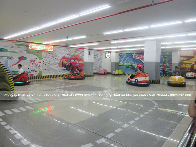 Các bé thích thú với khu vực xe điện đụng tại Victory Kids