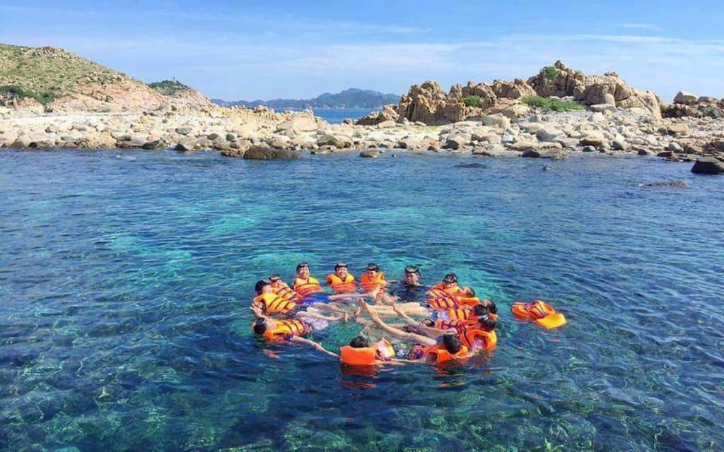 Khám Phá Vĩnh Hy - Hang Rái: Trọn Gói Tour Ninh Thuận 3 Ngày 2 Đêm 2 Du khách lặn biển và ngắm san hô đầy màu sắc dưới làn nước trong xanh tại Vịnh Vĩnh Hy