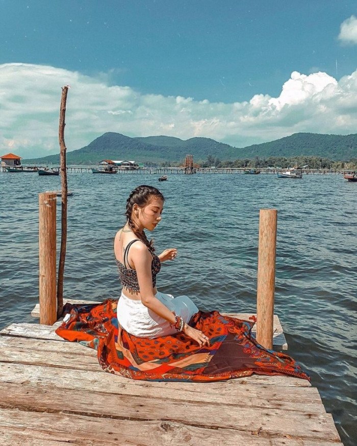 Bãi biển Rạch Vẹm với những ngôi nhà sàn đơn sơ