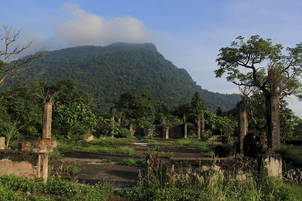 Nhiều trong số chúng nằm ở những nơi xa xôi của công viên, chỉ có thể tiếp cận bằng cách đi bộ đường dài hoặc tham quan có hướng dẫn