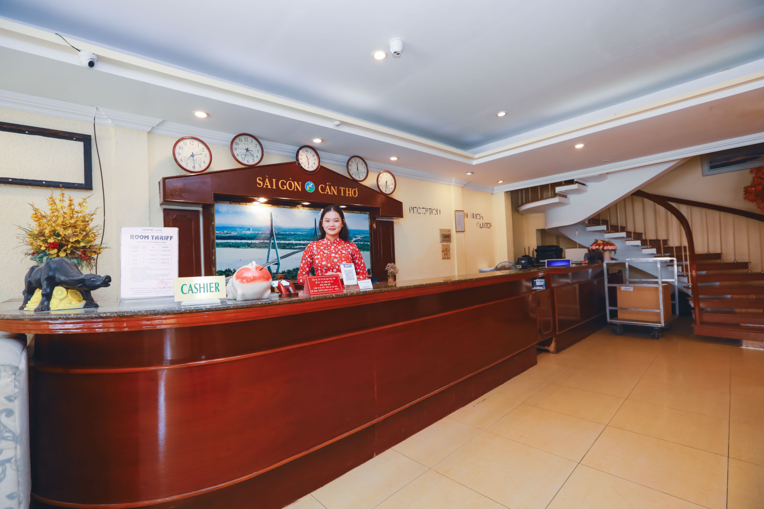 Quầy lễ tân rộng rãi và thân thiện phục vụ du khách 24h