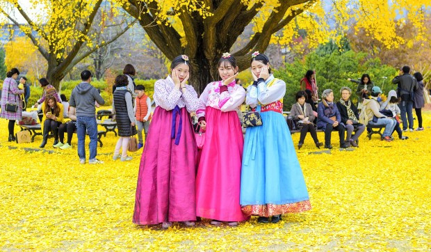 Du khách trải nghiệm mặc trang phục truyền thống Hanbok giữa khung cảnh cổ kính của cung điện Hàn Quốc