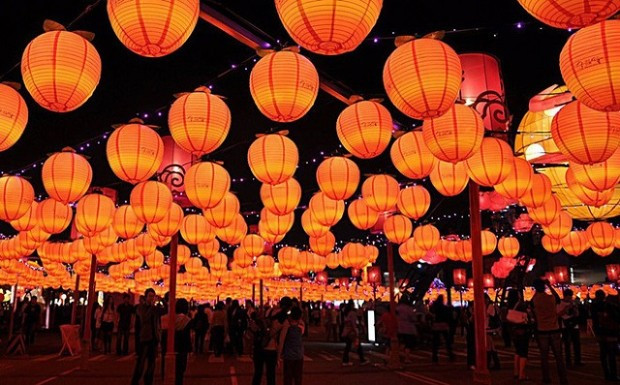 Lễ hội đèn lồng Jinju rực rỡ sắc màu trên sông Namgang vào buổi tối mùa thu