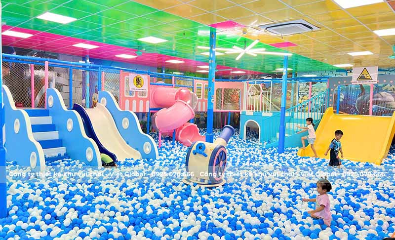 Khu nhà bóng rộng lớn tại nhà sách Tiến Thọ, thu hút các em nhỏ