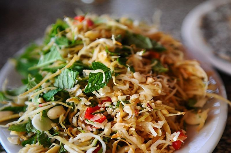 Khám Phá Ẩm Thực Vinh: Những Món Ngon Thành Phố Vinh Không Thể Bỏ Lỡ 4 Món nhút Thanh Chương được làm từ mít non muối chua, có vị giòn và thanh