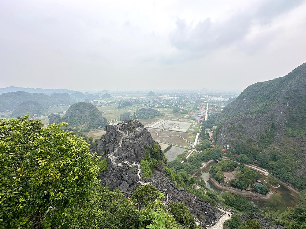 Toàn cảnh đồng bằng và núi đá vôi hùng vĩ nhìn từ đỉnh Hang Múa