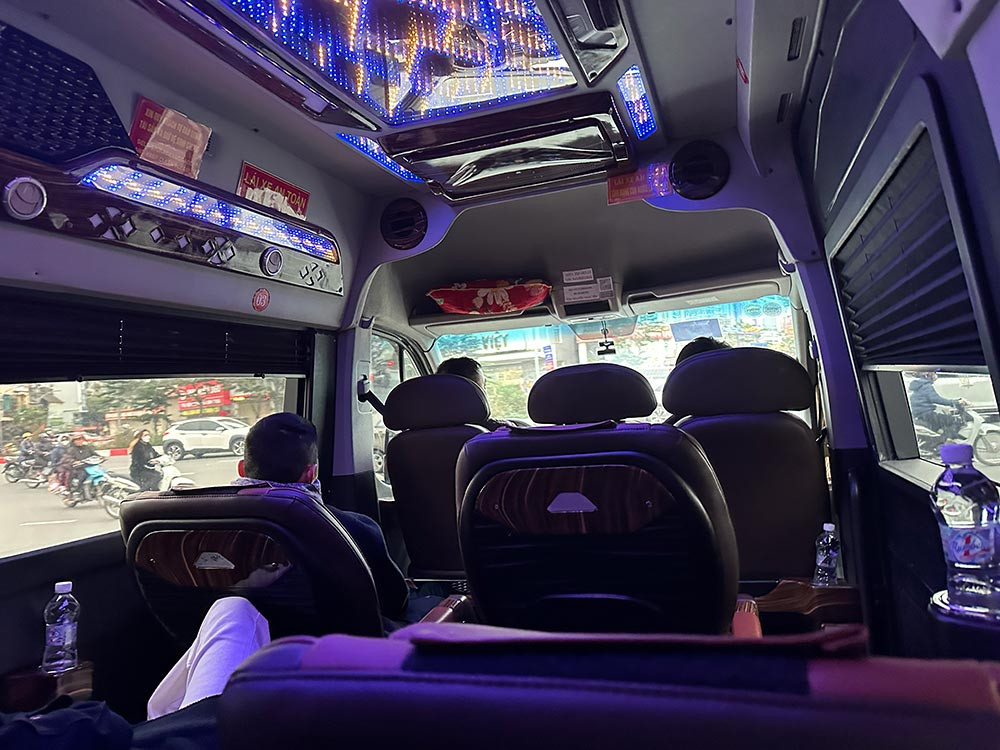 Nội thất bên trong xe limousine Khánh An với ghế ngồi thoải mái và chỗ để chân rộng rãi