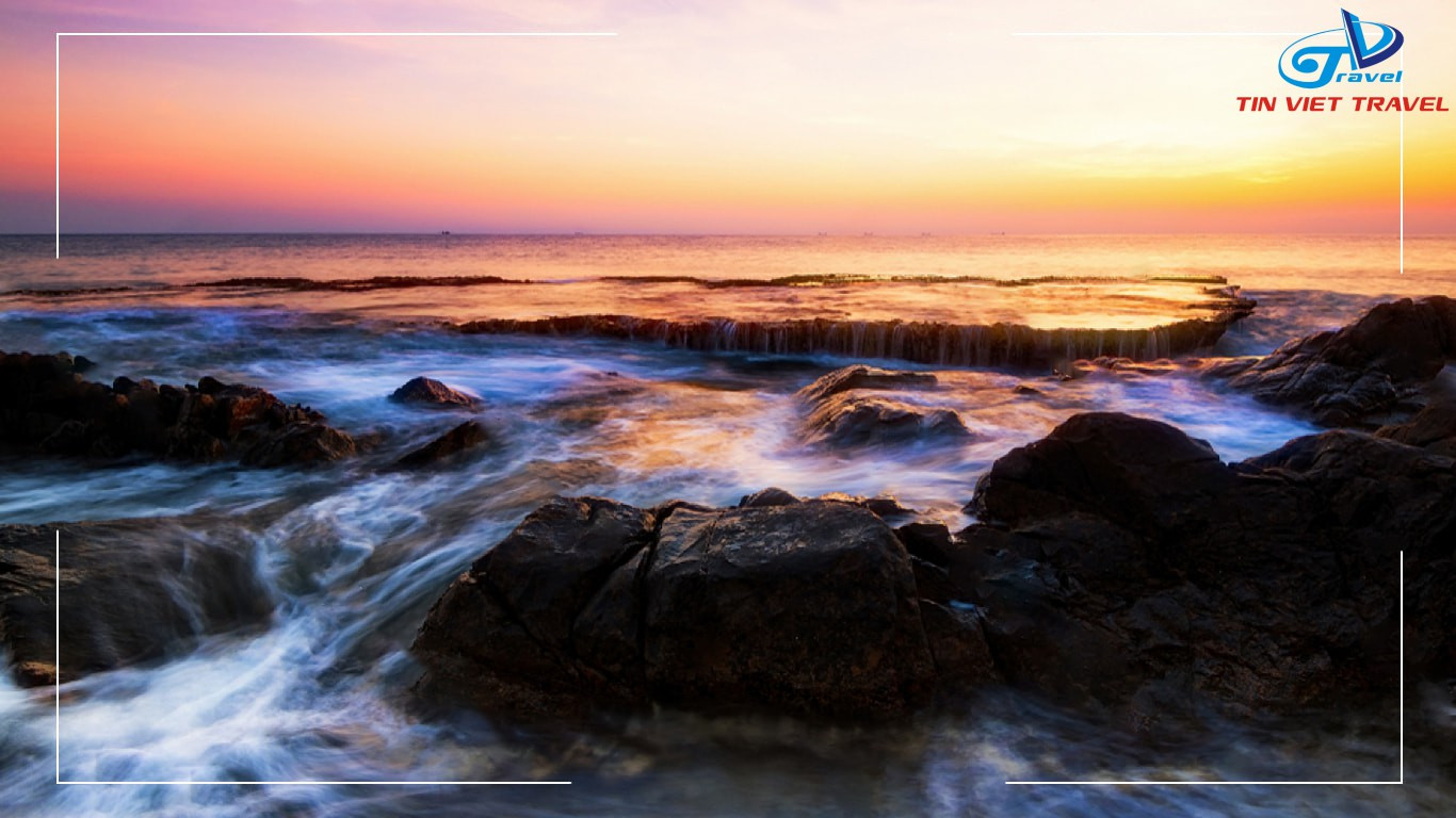 Một góc vịnh Vĩnh Hy nhìn từ trên cao với những khối núi đá lớn