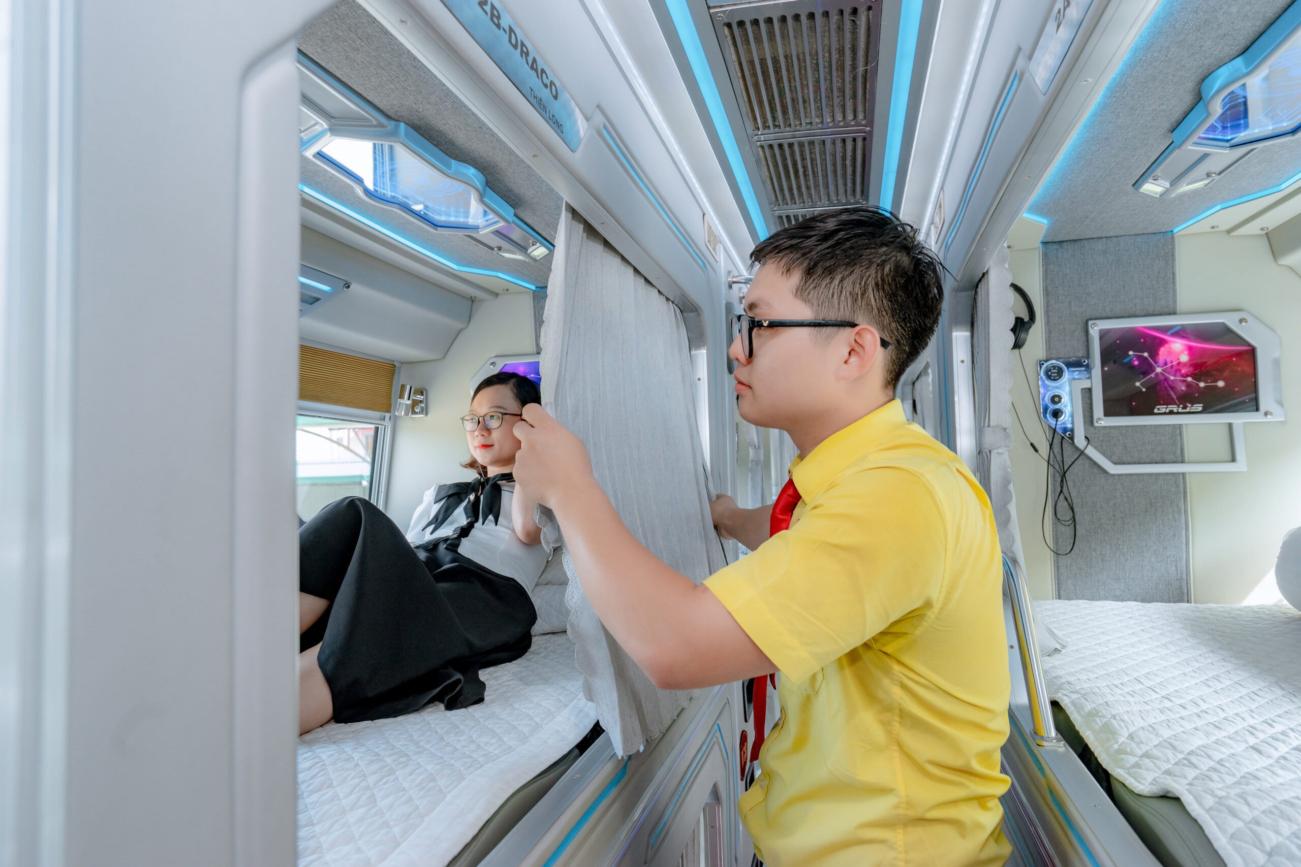 Nhân viên Văn Minh phục vụ hành khách trên xe VIP, thể hiện sự chuyên nghiệp và chu đáo