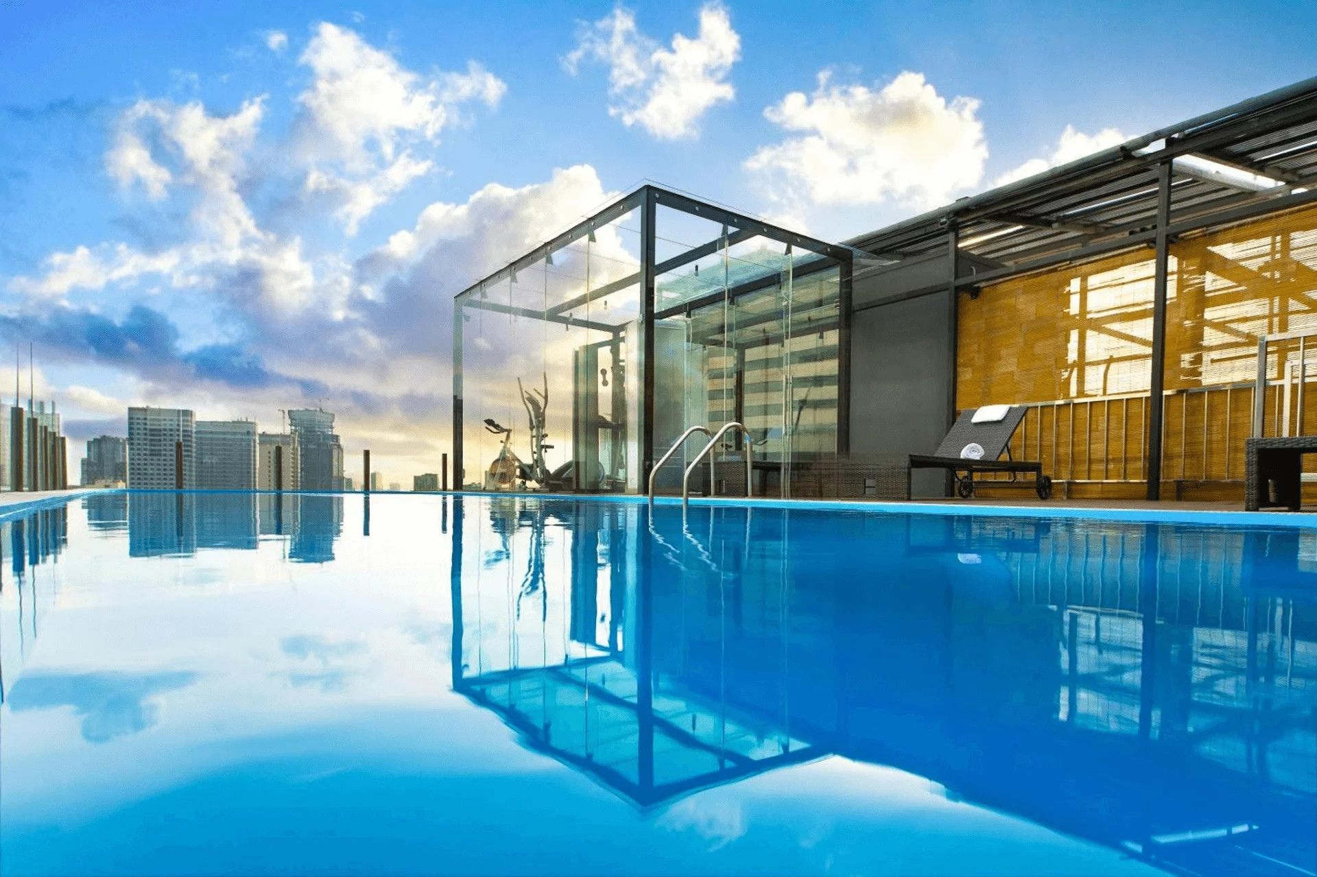 Hồ bơi vô cực trên tầng thượng của Bay Hotel Hồ Chí Minh, nơi du khách có thể thư giãn với tầm nhìn tuyệt đẹp ra sông Sài Gòn.