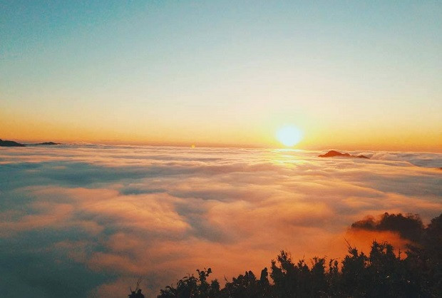 Ánh bình minh rực rỡ ló dạng trên biển mây Tà Xùa vào sáng sớm