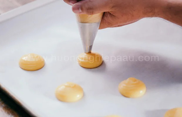 Khám Phá Công Thức Làm Bánh Su Kem Singapore Mềm Mịn, Thơm Ngon Chuẩn Vị 2 Tạo hình các chiếc bánh su kem Singapore nhỏ xinh trên khay nướng