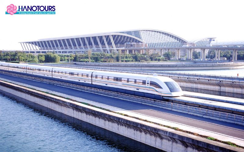 Di chuyển bằng tàu cao tốc Maglev