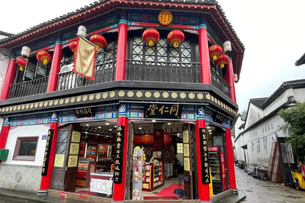 Phố cổ Thanh Hà Phương với những ngôi nhà cổ mái ngói rêu phong và con đường lát đá