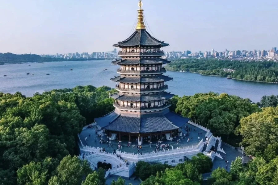 Tháp Lôi Phong với kiến trúc cổ kính nổi bật giữa khung cảnh hồ nước và núi non hùng vĩ