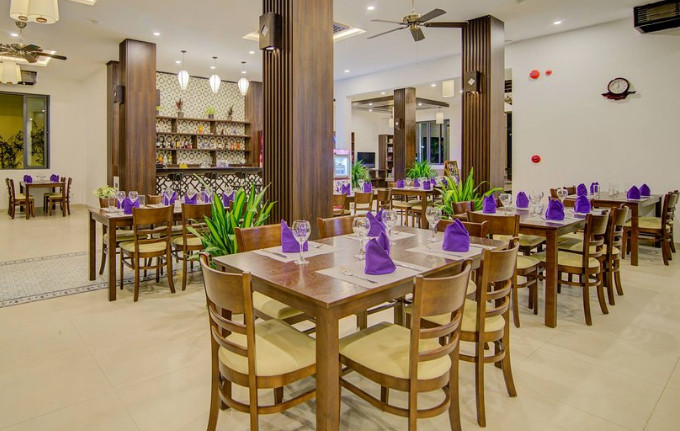 Nhà hàng của khách sạn 4 sao có số ghế tối thiểu bằng 80% số giường
