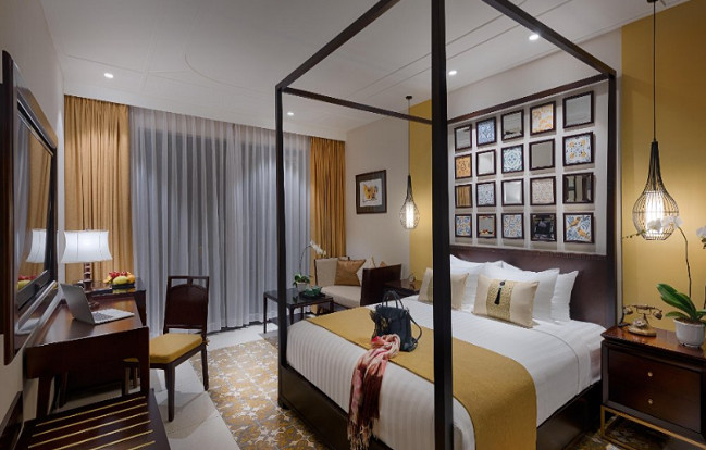 Phòng ngủ khách sạn 4 sao không thể thiếu bàn làm việc, điều hòa, tivi…