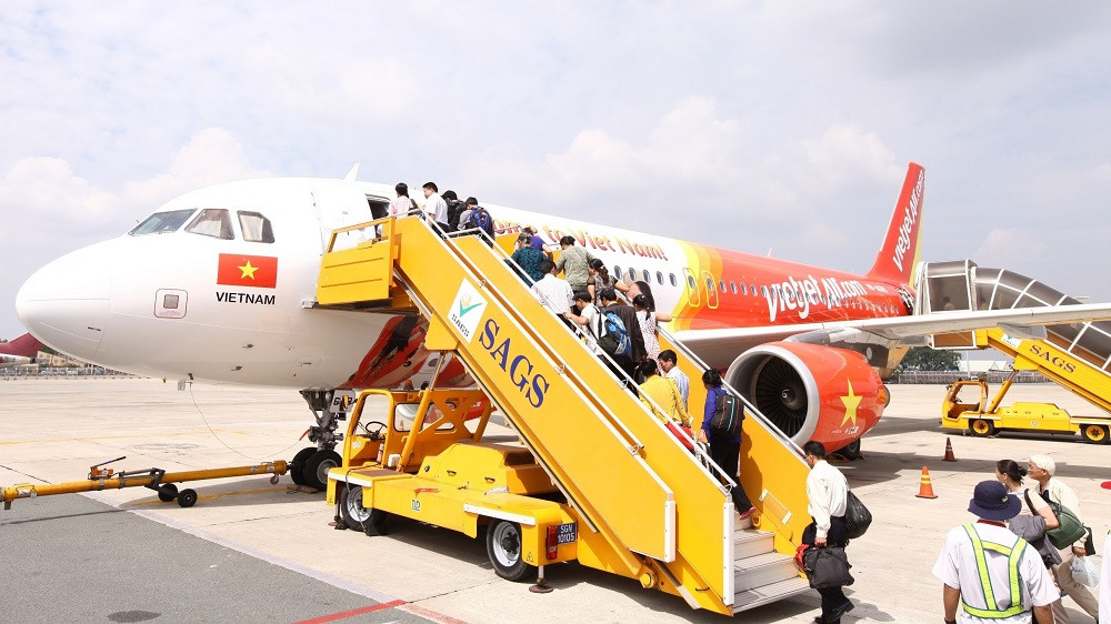 Một chiếc máy bay của Vietjet Air đang hạ cánh tại sân bay, biểu tượng cho chuyến đi đến Phuket