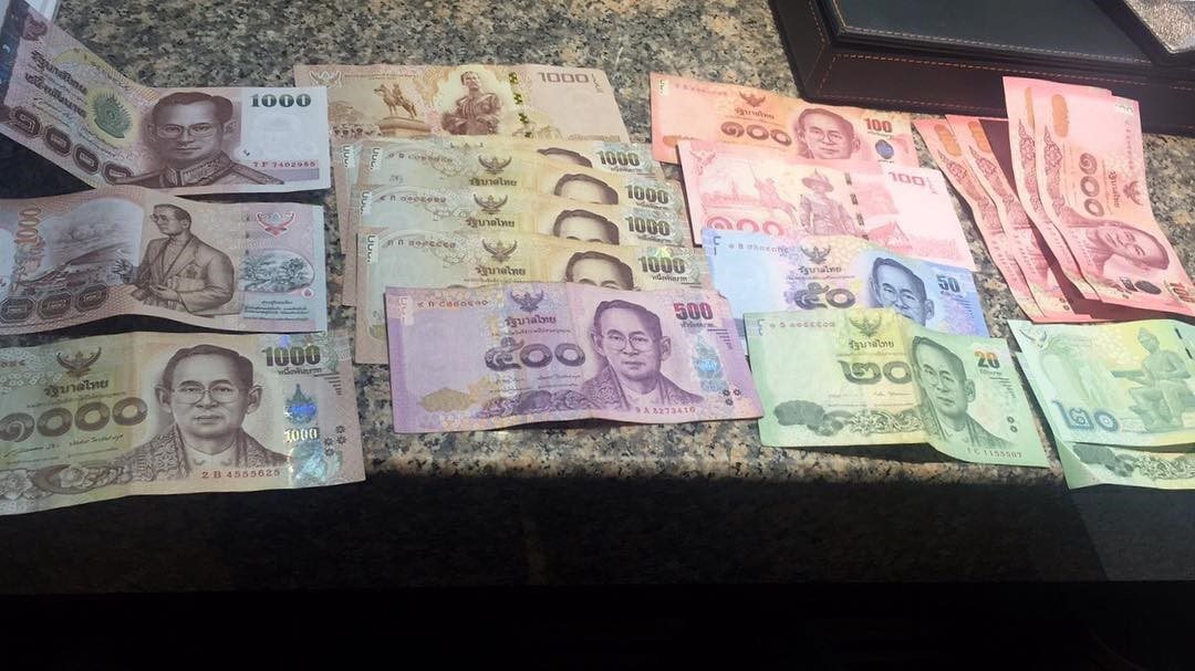 Những tờ tiền Baht Thái Lan với các mệnh giá khác nhau được sắp xếp gọn gàng