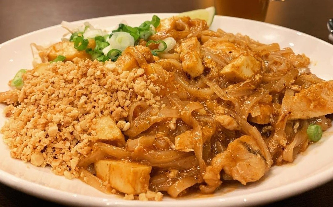 Món Pad Thai tôm tươi hấp dẫn, với sợi mì xào đậm đà, đậu phụ, giá đỗ và chanh