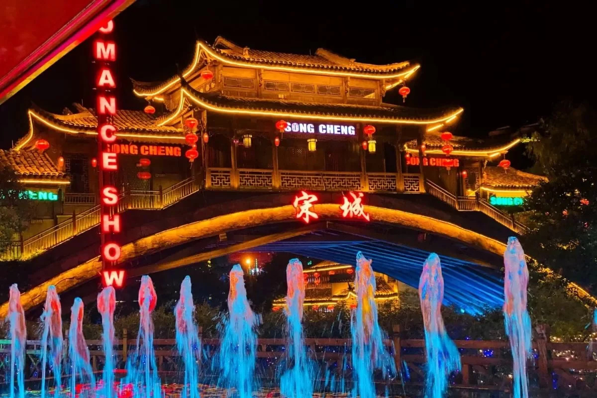 Sân khấu show diễn Tống Thành Thiên Cổ Tình hoành tráng với nhiều diễn viên và hiệu ứng ánh sáng