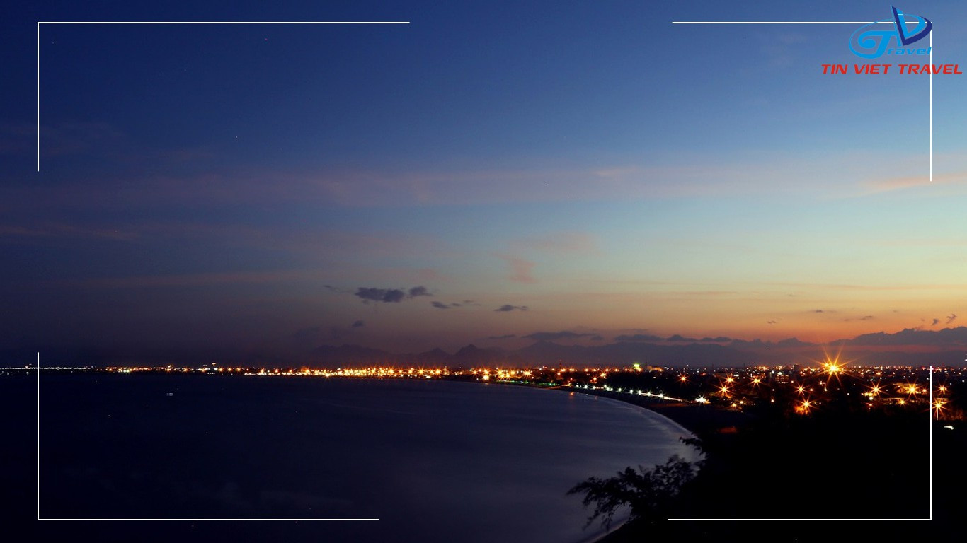 Hình ảnh đường phố biển Ninh Chữ về đêm với ánh đèn lung linh và dòng người tấp nập