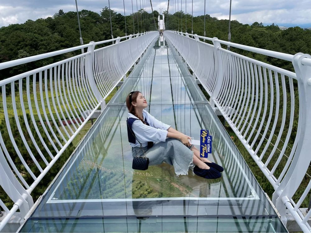 Thung Lũng Tình Yêu Đà Lạt: Cẩm Nang Khám Phá Từ A-Z Cho Chuyến Đi Hoàn Hảo 7 Đặt chân lên cầu kính, bạn sẽ cảm thấy hồi hộp, phấn khích