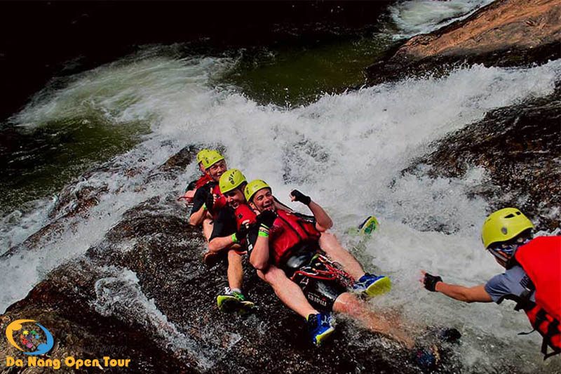 Du khách vượt chướng ngại vật trên đường đu dây mạo hiểm tại Datanla